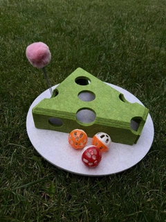 Без бренду Інтерактивна іграшка для котів Interactive Cat Toy лабіринт у формі сиру 30×30×6,5 см з кульками з дзвіночками та дражнилкою для активної гри