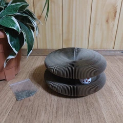 Без бренду Інтерактивна кігтеточка іграшка трек з картону з котячою м'ятою та м'ячиком 24*11см