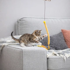 Іграшка для котів Trixie паличка з плюшевою стрічкою 40 см (MLZ11965)