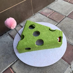 Без бренду Інтерактивна іграшка для котів Interactive Cat Toy лабіринт у формі сиру 30×30×6,5 см з кульками з дзвіночками та дражнилкою для активної гри