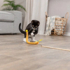 Іграшка Trixie для котів Паличка з плюшевою стрічкою 40 см